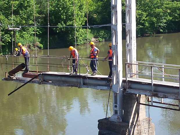 На јесен преко реке пешице